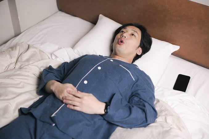 正しいオナニー ベッドの上でリラックスする男性