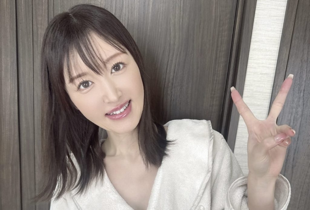 キスがうまい 角奈保(仁藤さや香) ピース 笑顔 かわいい 唇 グロス アヒル口