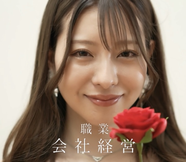 ひなの花音の笑顔と薔薇 コスメ会社経営者